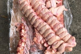 Bắc Giang: Phát hiện đối tượng vận chuyển cánh gà đông lạnh không rõ nguồn gốc