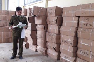 Lạng Sơn: Tạm giữ lô hàng lớn không có nhãn phụ tiếng Việt