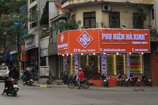 Phụ kiện HT Store, Hà Xinh: Nhập hàng tại chợ Trời?