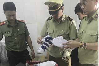Nghệ An: Tạm giữ lô hàng thiết bị thẩm mỹ, giày dép không rõ nguồn