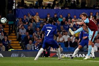 Bị Burnley cầm hòa, Chelsea khiến cuộc đua Top 4 trở nên nghẹt thở