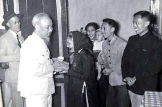 Kỷ niệm 129 năm Ngày sinh Chủ tịch Hồ Chí Minh: Hồ Chí Minh - Sáng mãi tên Người!