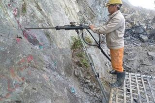 Nghệ An: Khoan đá để nhồi thuốc nổ, một lao động trượt chân ngã tử vong