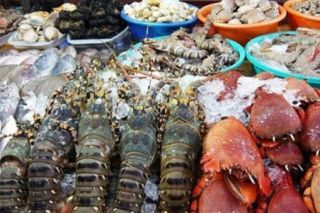 Giá cả thị trường 15/4: Siêu thị chuyển sang khuyến mãi thủy hải sản