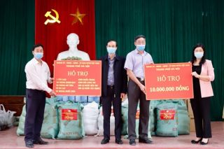 Hà Nội: Hỗ trợ nhu yếu phẩm cho các hộ dân bị cách ly ở thôn Đông Cứu