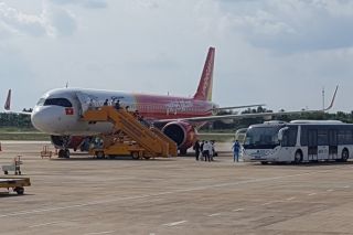 Chuyến bay đón hơn 100 công dân Việt Nam về từ Indonesia đã hạ cánh tại Cần Thơ