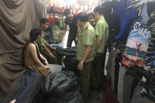 Hà Nội: Phát hiện, thu giữ gần 4.700 sản phẩm quần áo, dây lưng có dấu hiệu nhập lậu