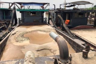Hà Nội: Khởi tố, bắt tạm giam 15 đối tượng "cát tặc" trên sông Hồng