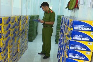 An Giang: Bắt giữ xe tải chở hàng trăm thùng bia nhập lậu
