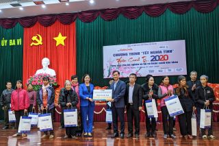 VNI trao quà tết cho gia đình chính sách tại huyện Ba Vì, Hà Nội