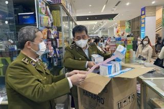 Hà Nội: Phát hiện nhiều hiệu thuốc không niêm yết giá khẩu trang y tế