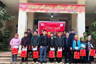 Tập đoàn Vingroup tặng 200 suất quà Tết cho hộ nghèo miền núi Thanh Hóa