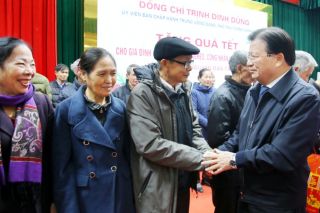 Phó Thủ tướng Trịnh Đình Dũng thăm và tặng quà Tết tại Phú Thọ
