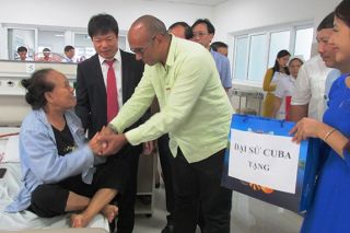 Quảng Bình: Khen thưởng 6 chuyên gia y tế Cu Ba