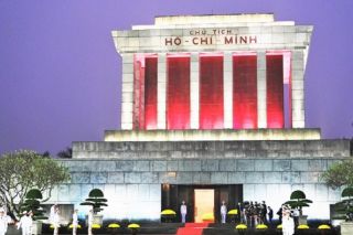 Các đại biểu Đại hội Đảng toàn quốc lần thứ XIII vào Lăng viếng Chủ tịch Hồ Chí Minh