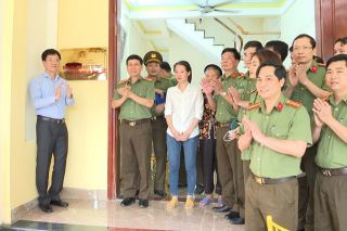 Công an Thanh Hóa: Tổ chức lễ trao tặng mái ấm đồng đội