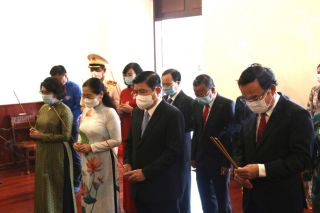 TPHCM: Đoàn lãnh đạo dâng hương tưởng nhớ Chủ tịch Hồ Chí Minh nhân kỷ niệm 110 năm ra đi tìm đường cứu nước