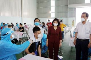 Bắc Ninh: Chủ tịch UBND tỉnh kiểm tra tiêm vắc xin cho công nhân tại Khu công nghiệp VSIP