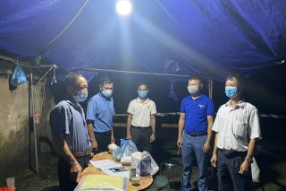 Không quản ngại mưa gió, Đoàn viên thanh niên trên địa bàn TP. Hà Nội chuẩn bị các suất ăn gửi tới các lực lượng chống dịch