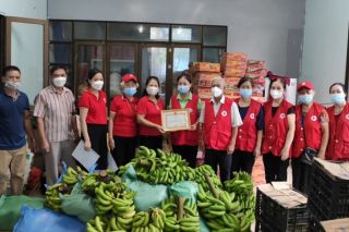 Phú Thọ: Hội Chữ thập đỏ tỉnh quyên góp nhu yếu phẩm hỗ trợ công tác phòng, chống dịch Covid-19