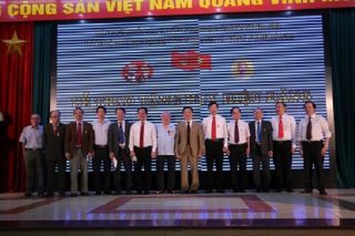 Đảng ủy Trường Đại học Kinh doanh và Công nghệ Hà Nội trao tặng Huy hiệu Đảng