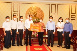 TP. Hồ Chí Minh trao tặng Bình Phước 500 triệu đồng và 750 bộ kit test Covid-19