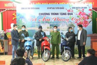 Tuyên Quang: "Tặng quà Tết ấm vùng cao" cho các gia đình khó khăn và học sinh nghèo vượt khó