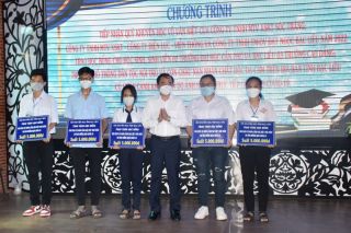 Bạc Liêu trao tặng 121 suất học bổng cho học sinh, sinh viên hoàn cảnh khó khăn