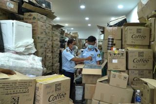 Tạm giữ sản phẩm chăm sóc sức khỏe, làm đẹp "khủng" không rõ nguồn gốc tại TP.Hồ Chí Minh