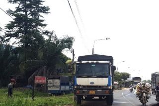 Đồng Nai: Xe tải chở hóa chất rò rỉ, hàng trăm người đi đường cay mắt, khó thở