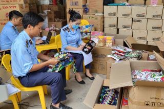 Quản lý thị trường Quảng Bình tăng cường kiểm tra, xử lý hàng hóa dịp Tết Trung thu