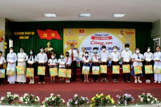 Đồng Tháp trao 102 suất học bổng “Cùng em vượt khó đến trường”