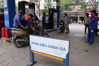 15h chiều nay mỗi lít xăng có thể tăng tiếp gần 1.000 đồng/lít