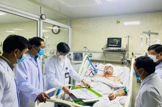 Lãnh đạo tỉnh Lào Cai thăm hỏi, động viên chiến sĩ CSGT bị thương khi làm nhiệm vụ