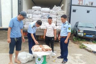 Lạng Sơn: Tạm giữ 4 tấn vịt đông lạnh không rõ nguồn gốc