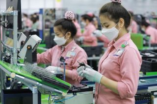 Tăng lương tối thiểu vùng năm 2024: Tránh tác động ngược khiến lao động mất việc