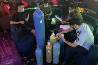 Liên tiếp phát hiện các cơ sở kinh doanh khí N2O không rõ nguồn gốc trên địa bàn Hà Nội