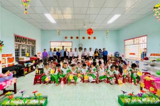 Trao quà trung thu cùng học bổng và bàn giao nhà tình thương trên quê hương Đồng Khởi