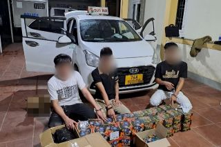Quảng Trị: 3 nam thanh niên dùng taxi vận chuyển 40 hộp pháo nổ