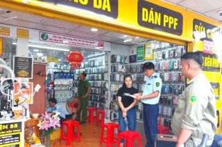Bến Tre tạm giữ gần 1.000 sản phẩm phụ kiện điện thoại không rõ nguồn gốc