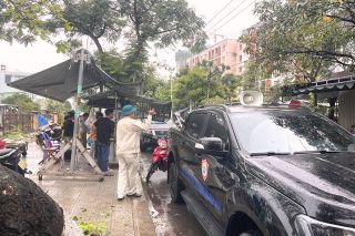 Lực lượng chức năng ra quân lập lại trật tự an toàn giao thông khu vực chợ Nam Ô