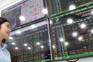 VN-Index kết tuần bằng phiên giảm hơn 6 điểm, chưa thể chinh phục mốc 1.300