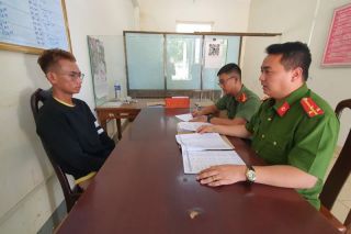 Giả danh người bán hoa lừa đảo chiếm đoạt tài sản