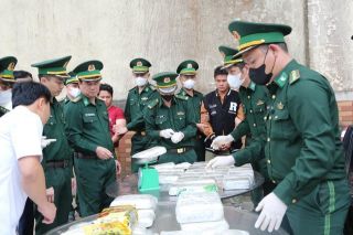 Hà Tĩnh: Bắt 2 đối tượng vận chuyển số lượng lớn ma túy từ Lào vào Việt Nam