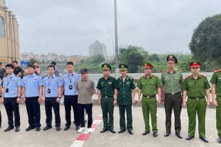 Bàn giao đối tượng truy nã cho Cục Công an thành phố Đông Hưng, Trung Quốc