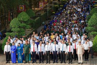 Lãnh đạo TP. Hồ Chí Minh cùng hàng ngàn người dân dâng hương tưởng nhớ Vua Hùng