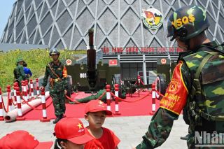 [Ảnh] Du khách nườm nượp đổ về Điện Biên dịp kỷ niệm 70 năm Chiến thắng Điện Biên Phủ
