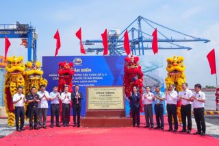 Gắn biển hoàn thành xây dựng Cầu cảng số 3, 4 tại Cảng cửa ngõ quốc tế Hải Phòng