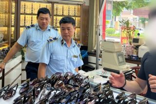 Thu giữ hàng trăm sản phẩm kính mắt vi phạm kinh doanh