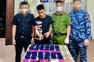 Bắt đối tượng vận chuyển trái phép gần 12.000 viên ma tuý tổng hợp